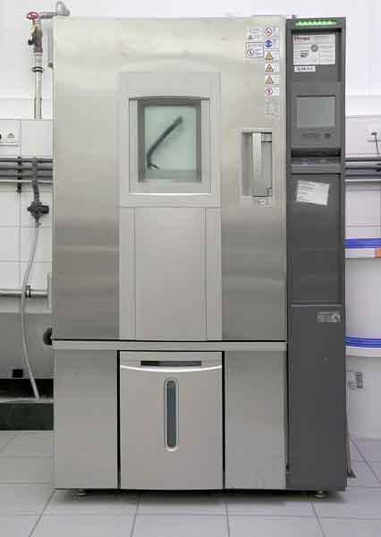 Test chamber for the climatic extremes test (-40/+80Â°C)