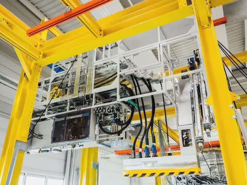 Dürr’s filling system ProLine with special handling systems for efficient production.