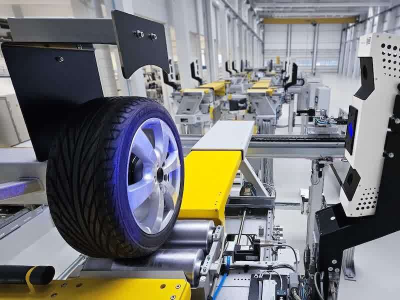Precise measurement and adjustment of the chassis featuring the x-3Dsurface non-contact sensor.
