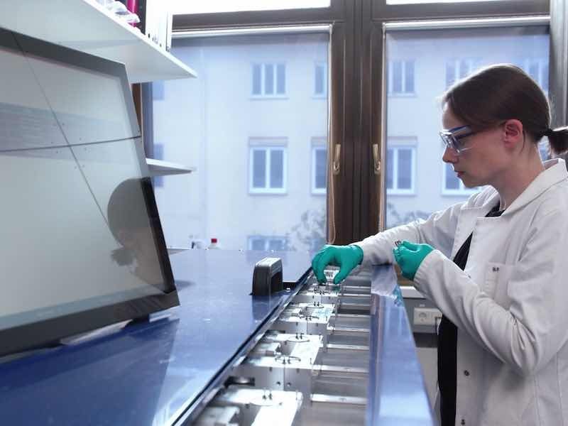 The WSRME TWIN precision measuring device uses C-ring samples to detect changes in the material condition that can occur, for example, due to tempering, hydrogen or liquid metal-induced embrittlement.