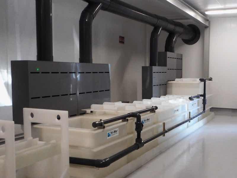 A lateral exhaust with push air.